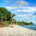 Matira Beach auf Bora Bora mit weißem Sandstrand, Palmen und türkisblauer Lagune