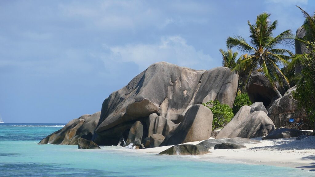 Anse Source d’Argent auf den Seychellen mit Granitfelsen, Palmen und türkisblauem Wasser