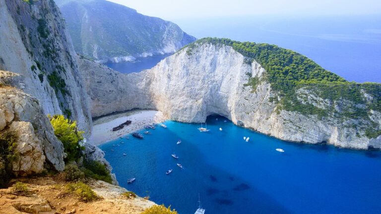 Navagio Beach auf Zakynthos mit Schiffswrack, Steilküste und türkisblauem Wasser